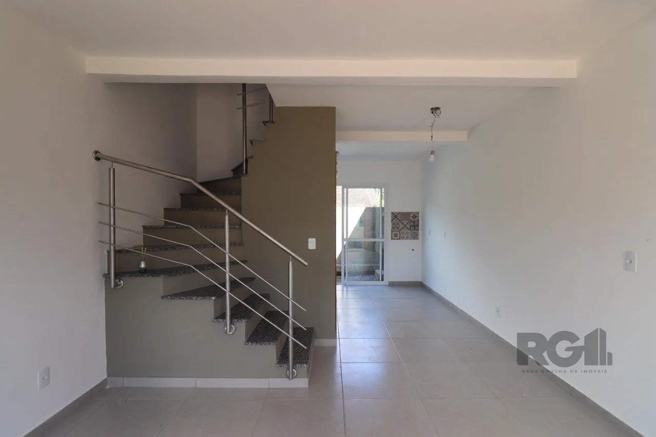Imagem CASA ESTILO SOBRADO COM 2 QUARTOS E PÁTIO, À VENDA NO BAIRRO VILA NOVA, EM PORTO ALEGRE/RS