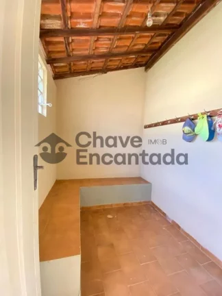 Imagem Casa grande com piscina e sustentabilidade.