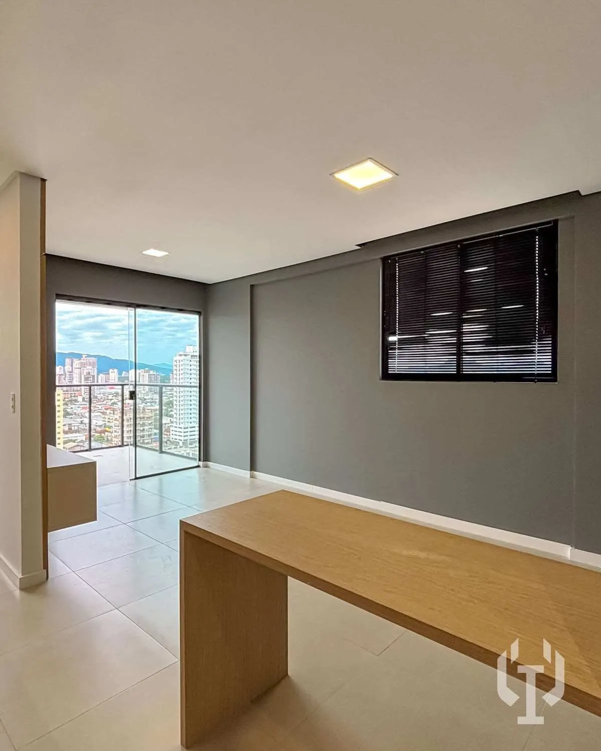 Imagem Apartamento semimobiliado com 2 suítes em Itapema