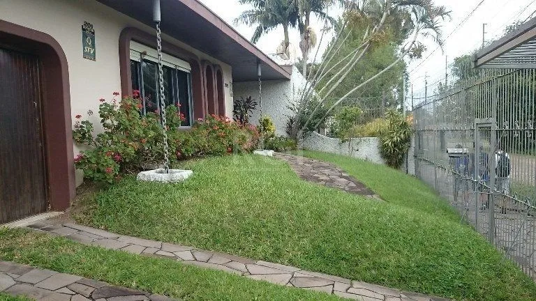 Imagem Casa com 4 dormitórios no Bairro Guarujá