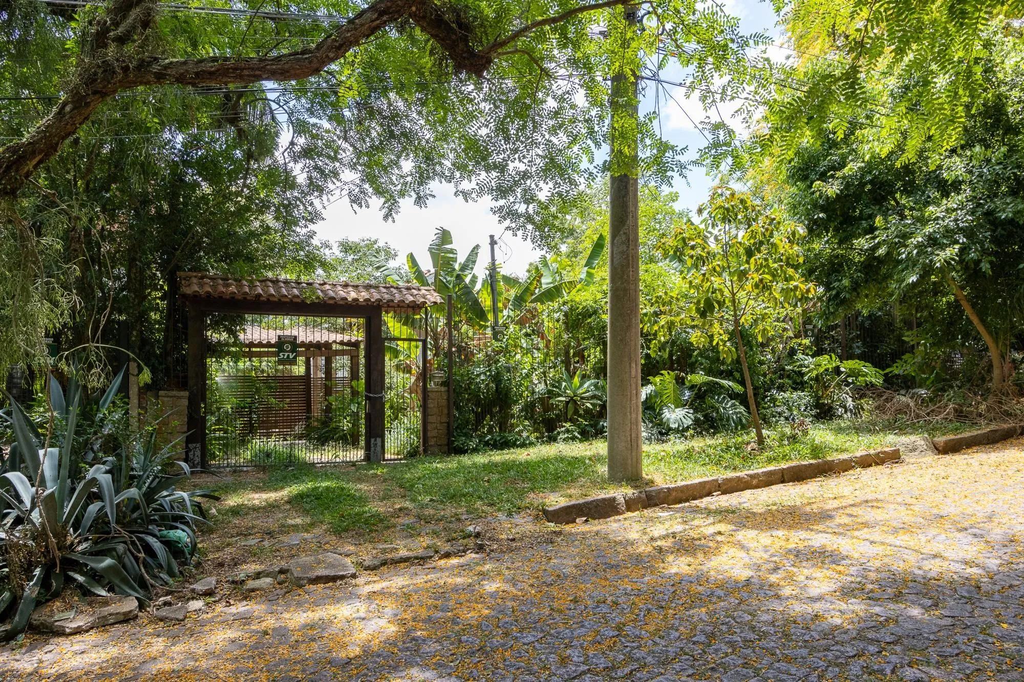 Imagem Bela casa térrea, 2 dormitórios e 1 suite - Parte alta do Bairro Espirito Santos