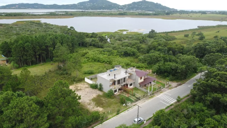 Imagem Terreno Residencial e Comercial de 360m² na Encantada - Garopaba/SC: Oportunidade Imperdível!