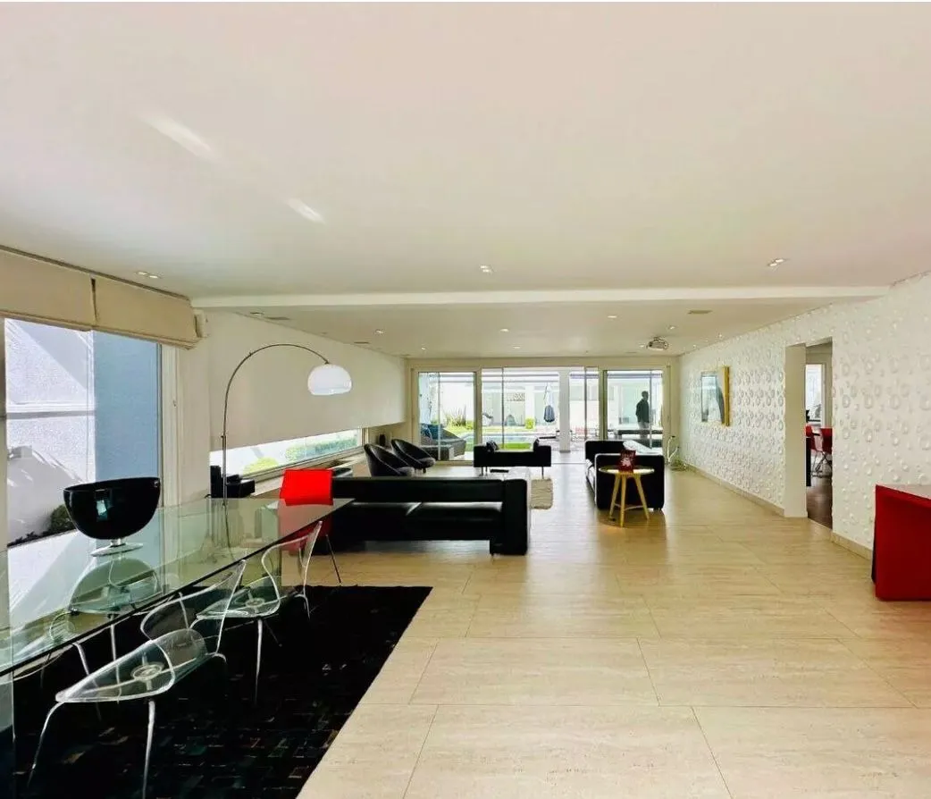 Imagem Sobrado de 683m² Mobiliado p/ VENDA OU LOCAÇÃO, Localizado no Alphaville Res. Zero - Barueri/SP!