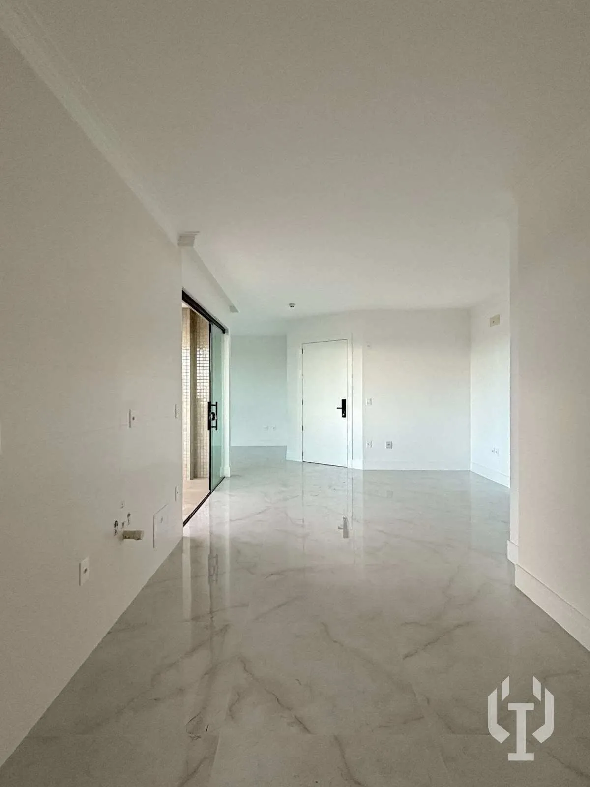 Imagem Apartamento de 3 suítes e 3 vagas de garagem em Meia Praia