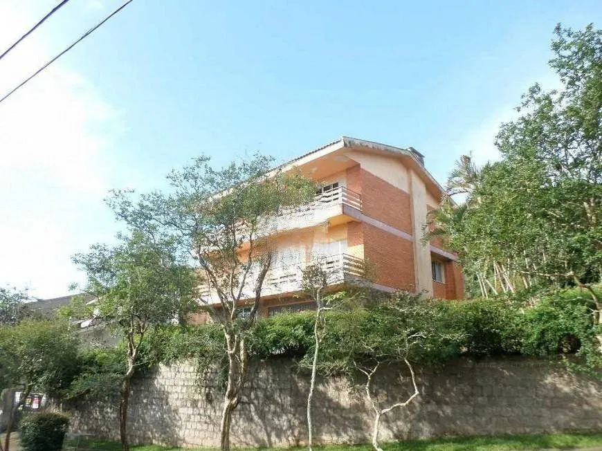 Imagem residência com vista panorâmica espetacular para o Guaíba em todos os cômodos da casa, hall de entrada, gabinete, lavabo, living para três ambientes com sacada e vista