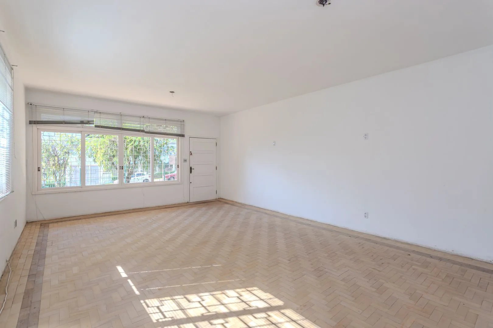 Imagem Casa no Menino Deus de 3 dormitórios e 5 vagas DESOCUPADA