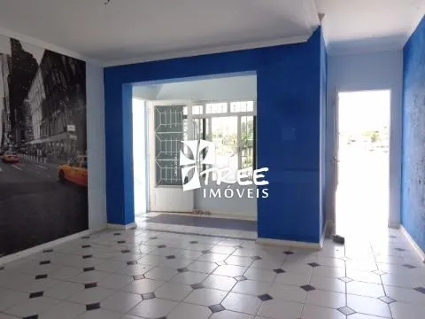 Imagem LOCAÇÃO DE SOBRADO NO JARDIM PLANALTO, EM ARUJÁ/SP, 280m² com recepção ampla, 05 salas, copa, edícula com mais 02 salas e 02 vagas. CONSULTE-NOS.