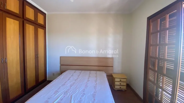 Imagem Casa com excelente distribuição, ambientes amplos e muita iluminação natural. Sala integrada, co...