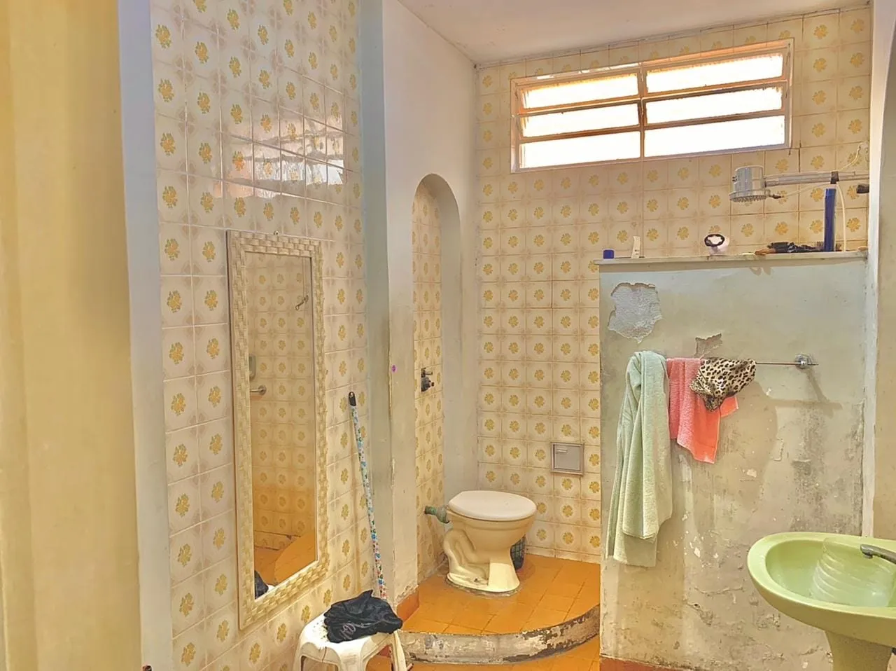 Imagem Comercial para Locação 6 Quartos, 3 Suites, 4 Vagas, 400M², Centro, Taubaté - SP