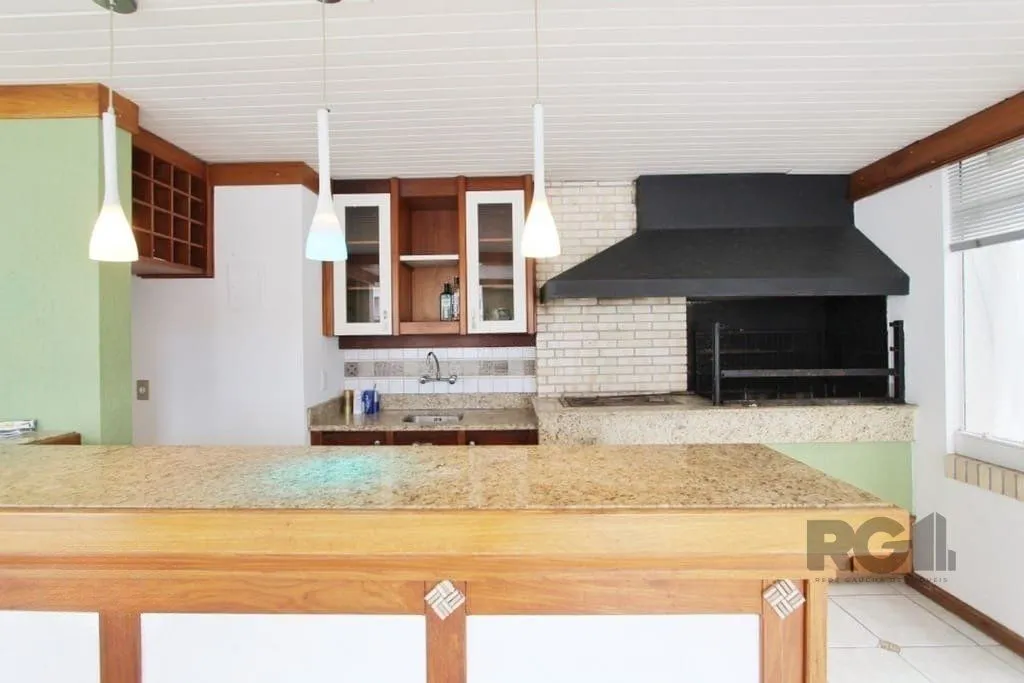 Imagem Excelente casa de 324m² com 4 dormitórios e 2 vagas.