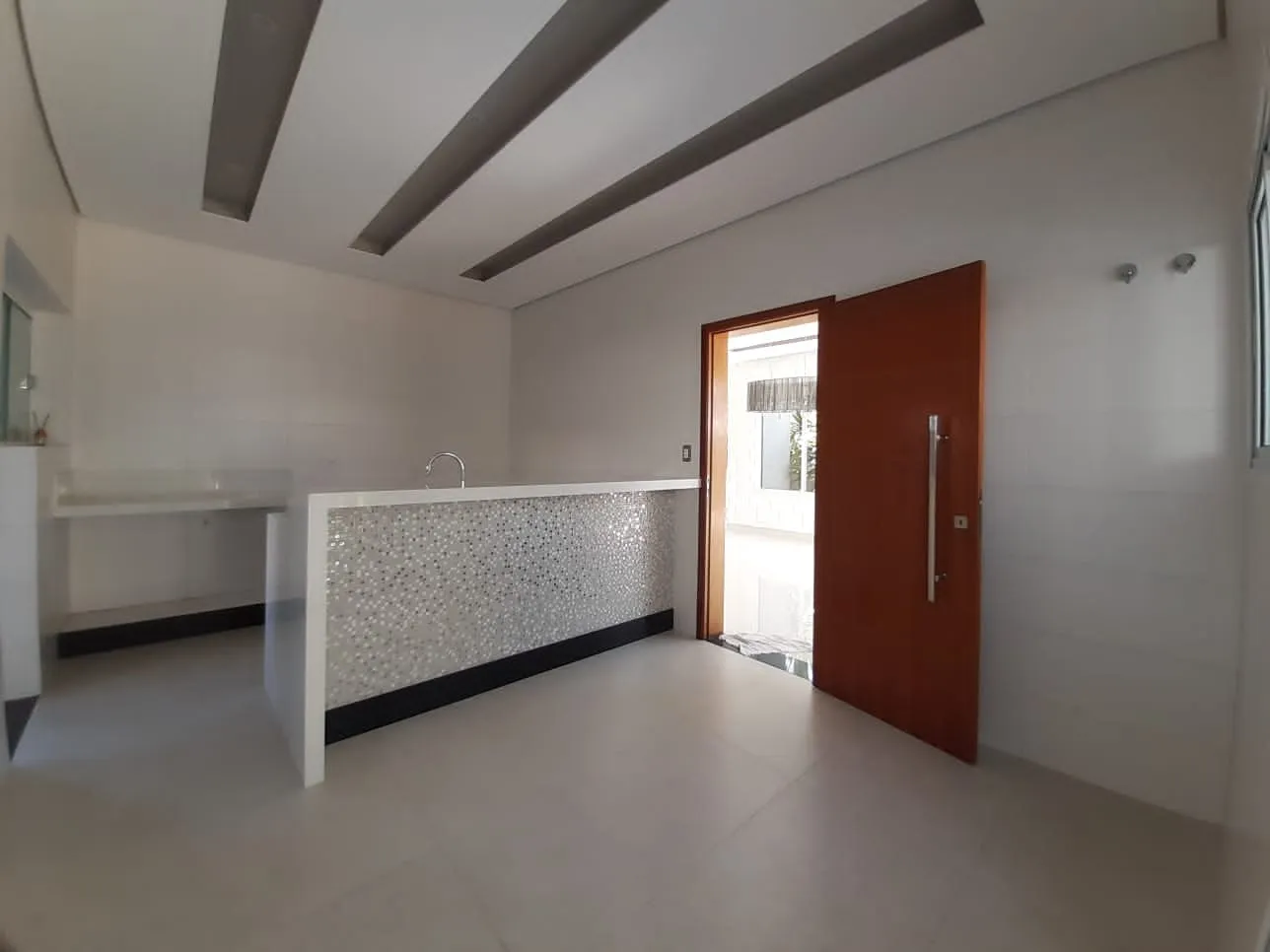 Imagem Casa de alto padrão no Alphaville Nova Esplanada, Votorantim, com 5 suítes, piscina e vista privilegiada, próxima ao Campolim e Shopping Iguatemi.