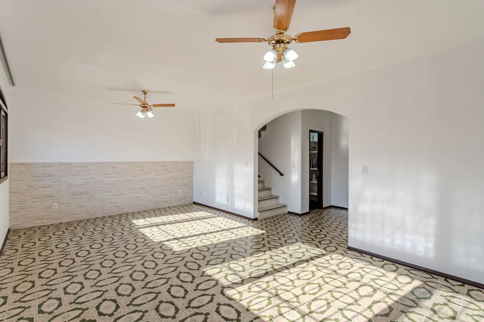 Imagem Casa no Partenon com 4 dormitórios e 4 vagas DESOCUPADA