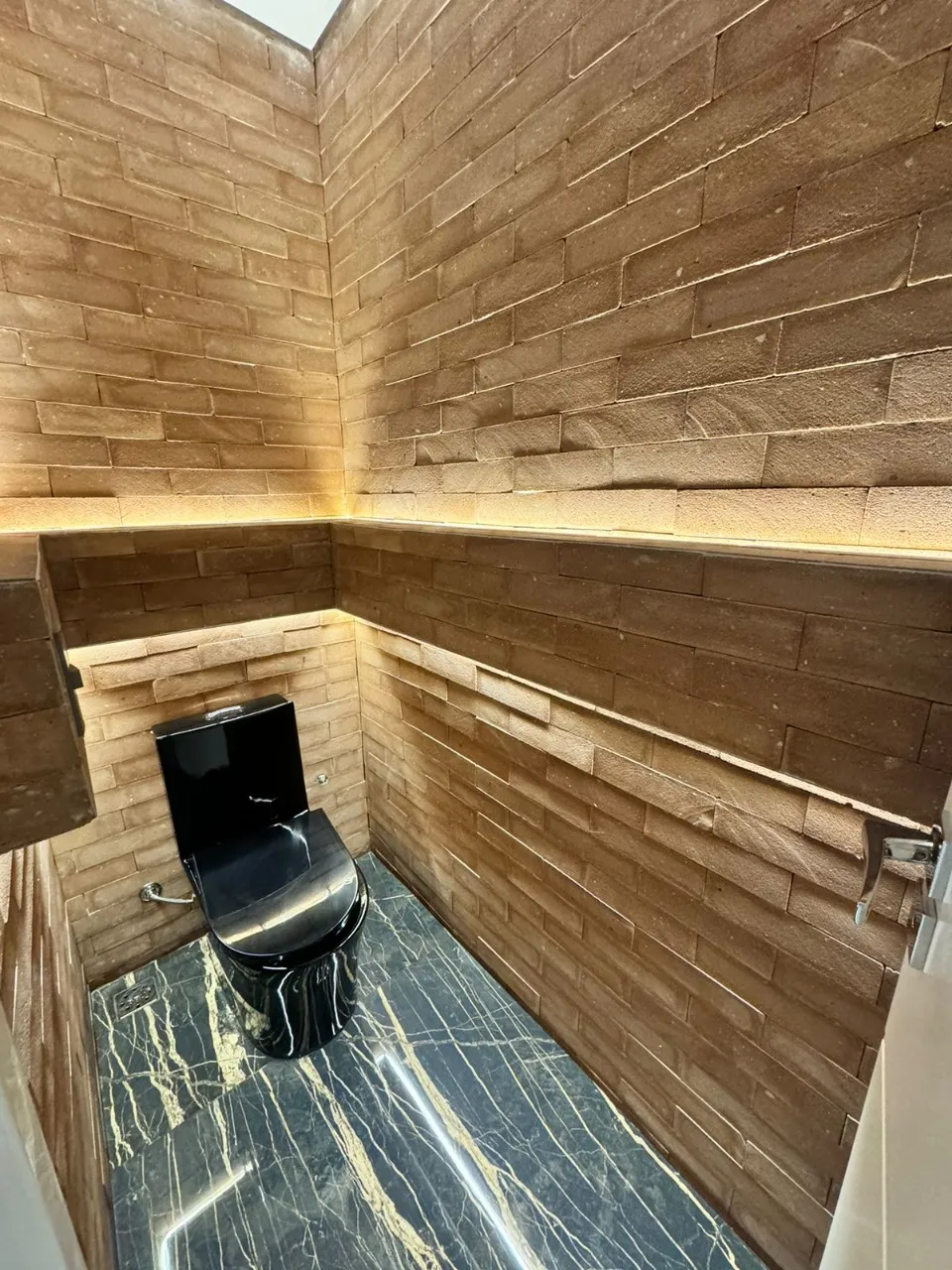Imagem Luxuosa casa de 5 suítes em Alphaville Nova Esplanada, Votorantim-SP: 3 salas, 6 banheiros, 4 vagas, 460m². Venha conferir!