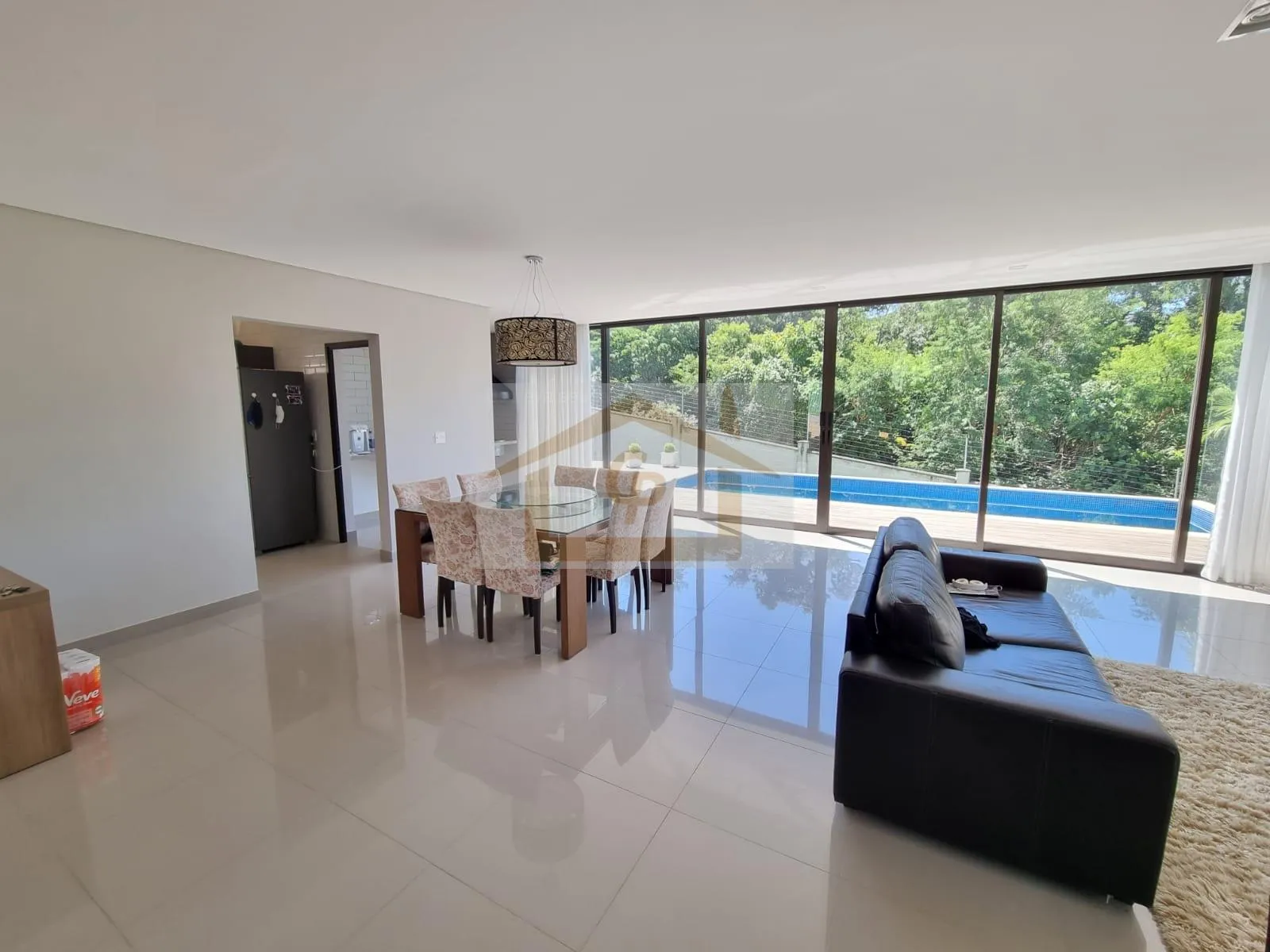 Imagem Casa com 4 quartos sendo 3 suítes, 6 vagas, Segurança e Conforto!!!