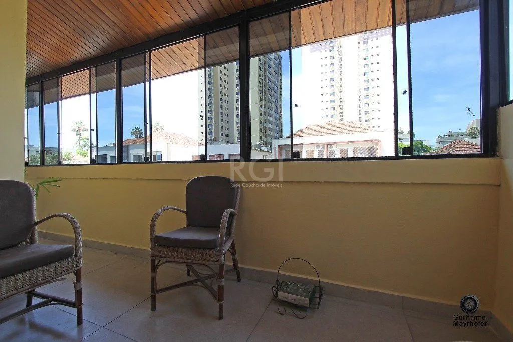 Imagem Casa para Venda - 300m², 6 dormitórios, sendo 1 suites, 3 vagas - Menino Deus