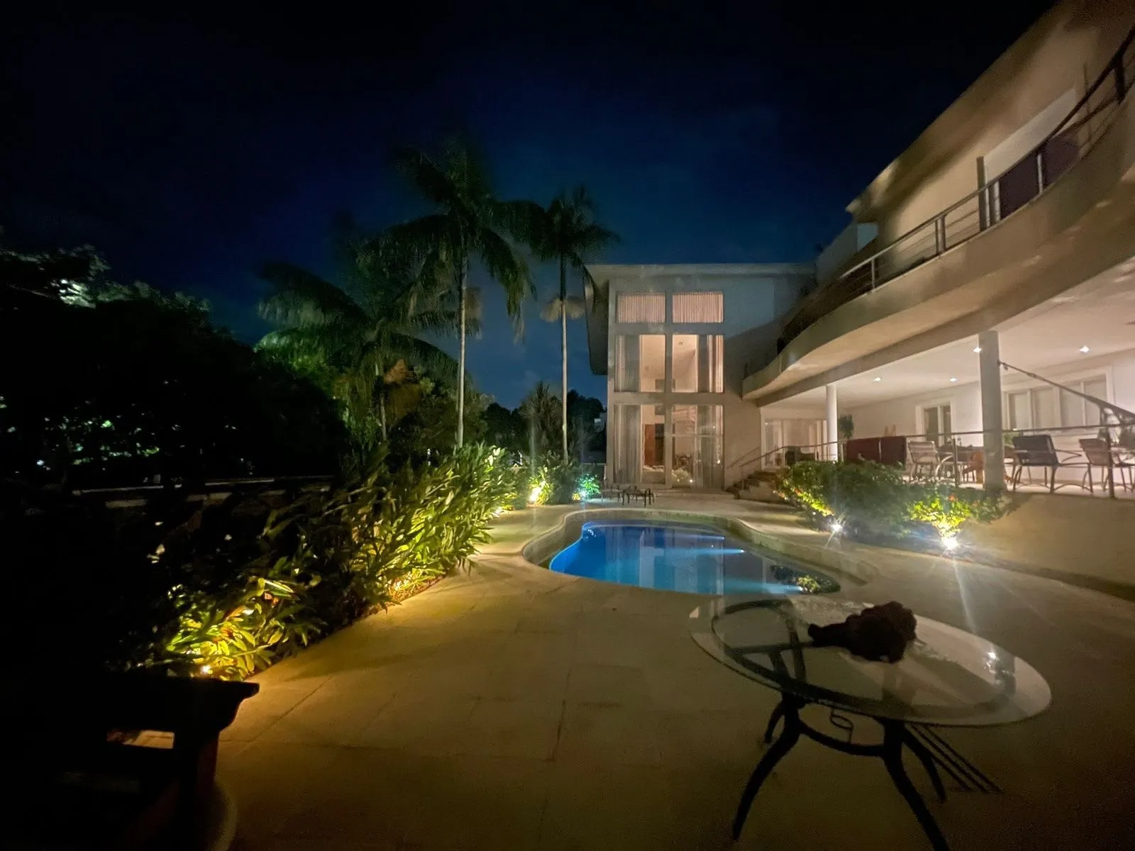 Imagem Casa de luxo à venda no Valville 2, Alphaville, 647 m², 4 suítes, piscina, 2 lotes, pé-direito duplo e lazer completo.
