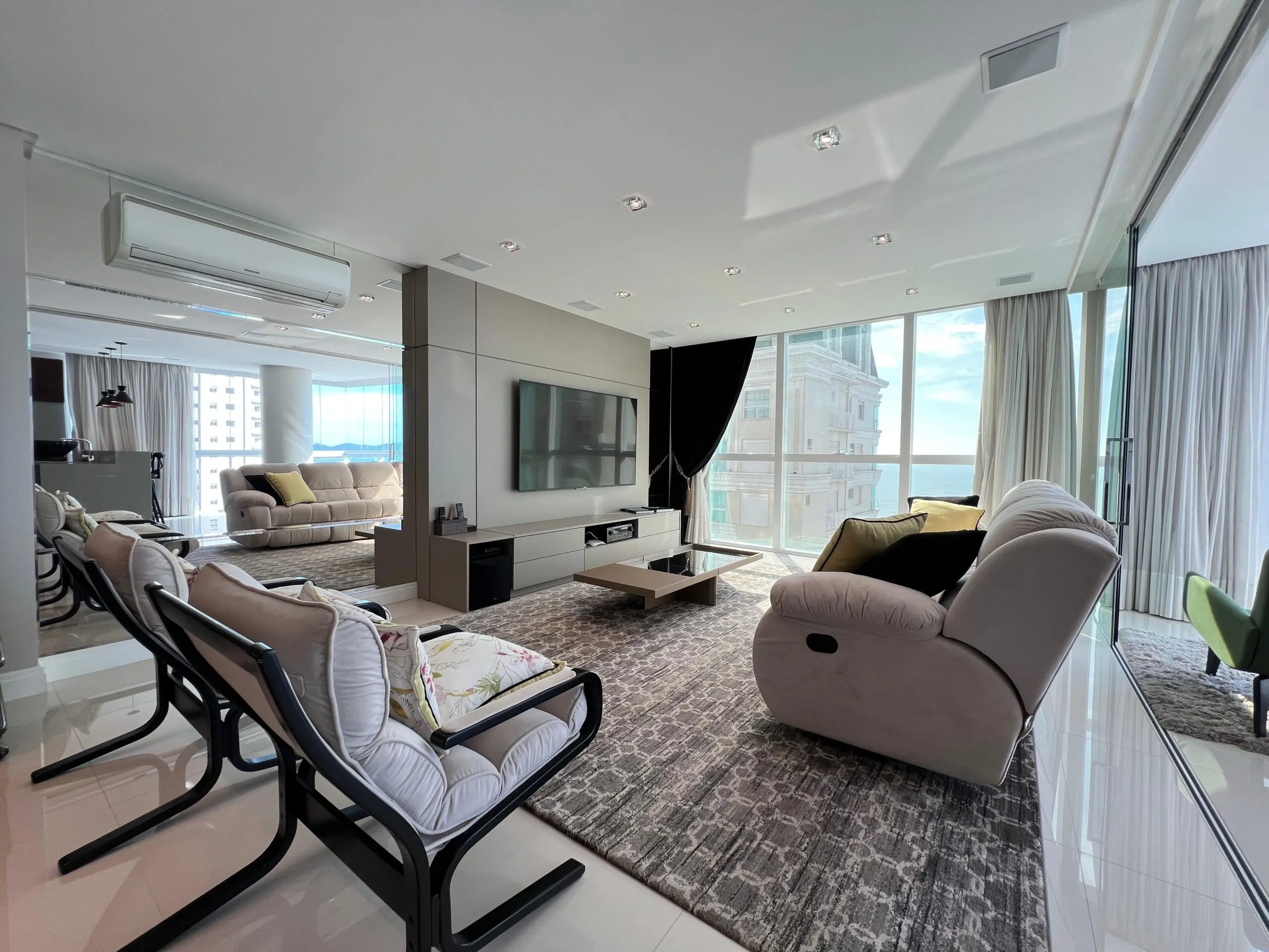 Imagem Apartamento com vista para o mar à venda com 273m2 por R$ 6.000.000,00