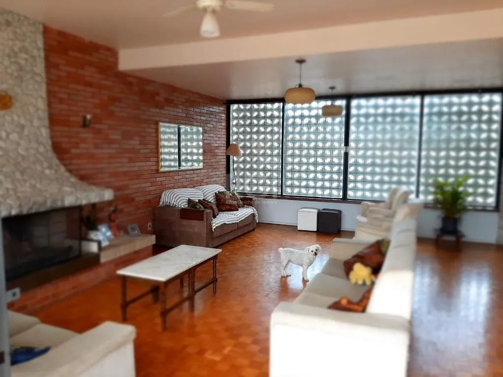 Imagem Vende casa com 05 quartos e garagem para 5 carros.