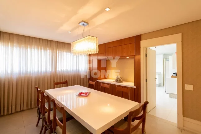 Imagem Apartamento reformado de 354m², com quatro suítes, sendo uma máster com closet,, hall, lavabo, sa...