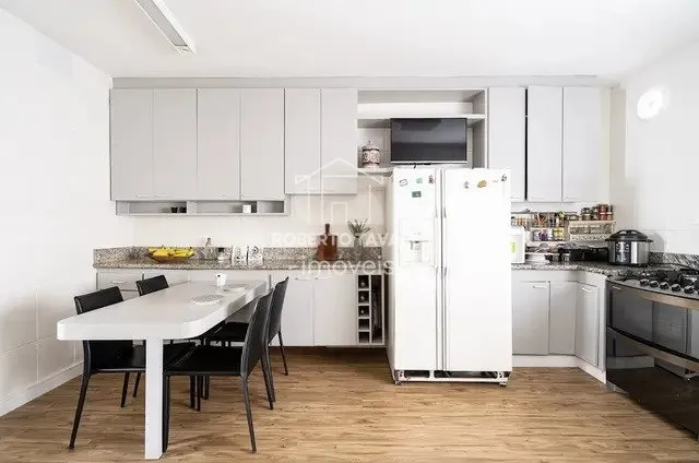 Imagem Apartamento com 294m², 5 dormitórios, 2 Suítes - 2 Vagas, para quem quer viver no sossego com grandes e deliciosos espaços, aqui é para viver em paz total. Esse imóvel é um achado, muito ensolarado, ótimo preço por m².