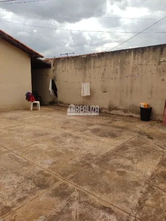 Imagem Casa à venda no bairro Beija-Flor II, em Uberaba: 2 dormitórios, 4 garagens!