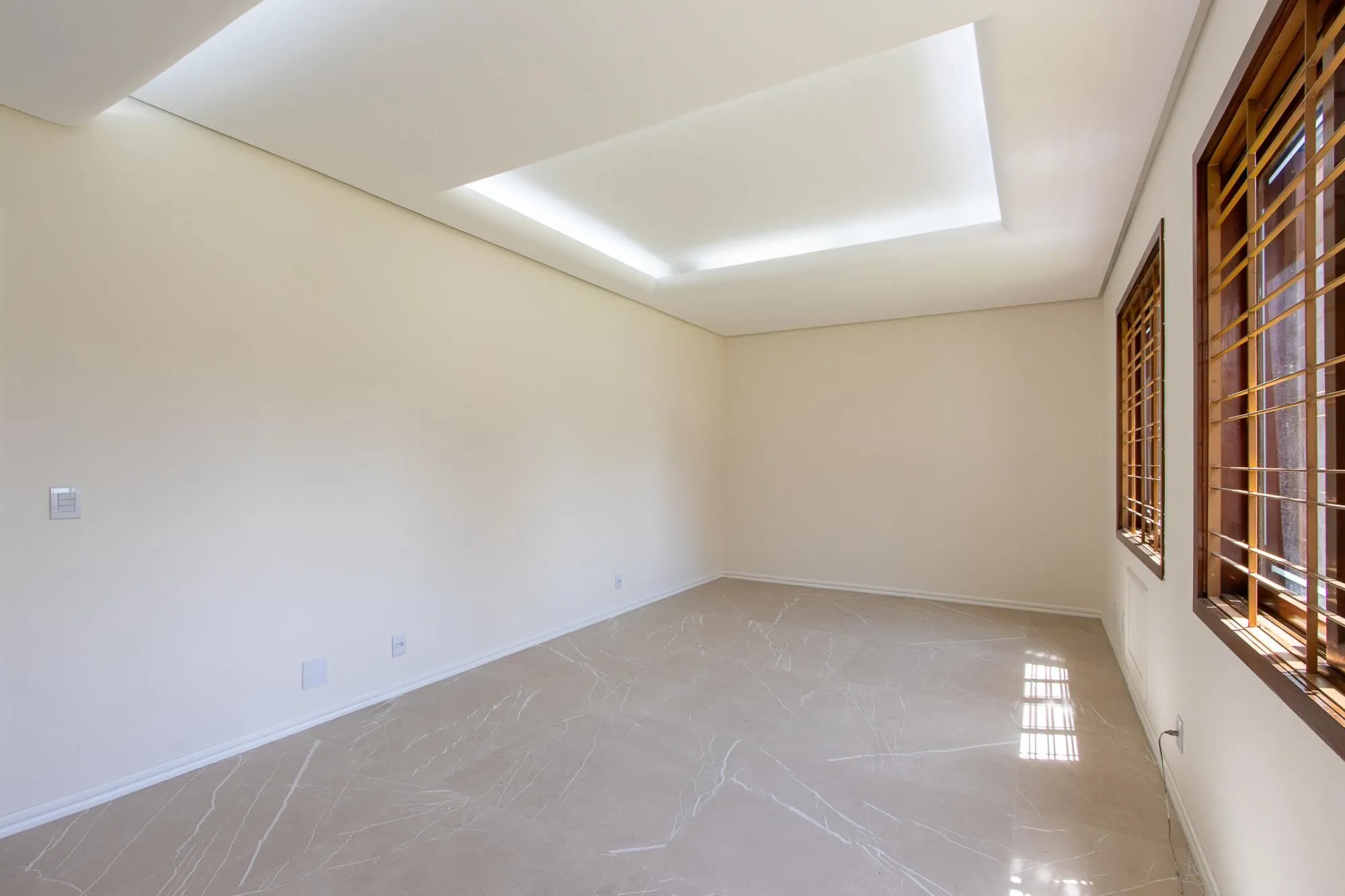 Imagem Casa com 2 dormitórios 3 banheiros. lareira e churrasqueira, e com arquitetura moderna.