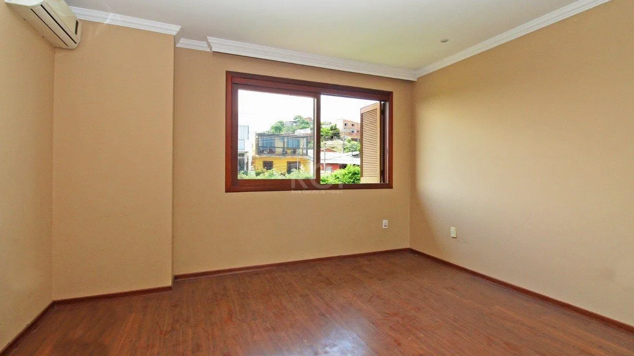 Imagem Excelente casa em condomínio com três (3) dormitórios, uma (1) suíte, duas (2) vagas de garagem próximo ao Barra Shopping , no bairro Cristal em Porto Alegre.