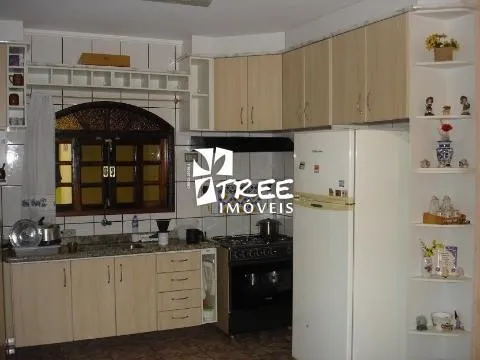 Imagem Casa localizada no bairro Recanto Primavera com 3 dormitórios sendo 1 suíte, 2 salas, cozinha, churrasqueira, 4 vagas para automóveis.