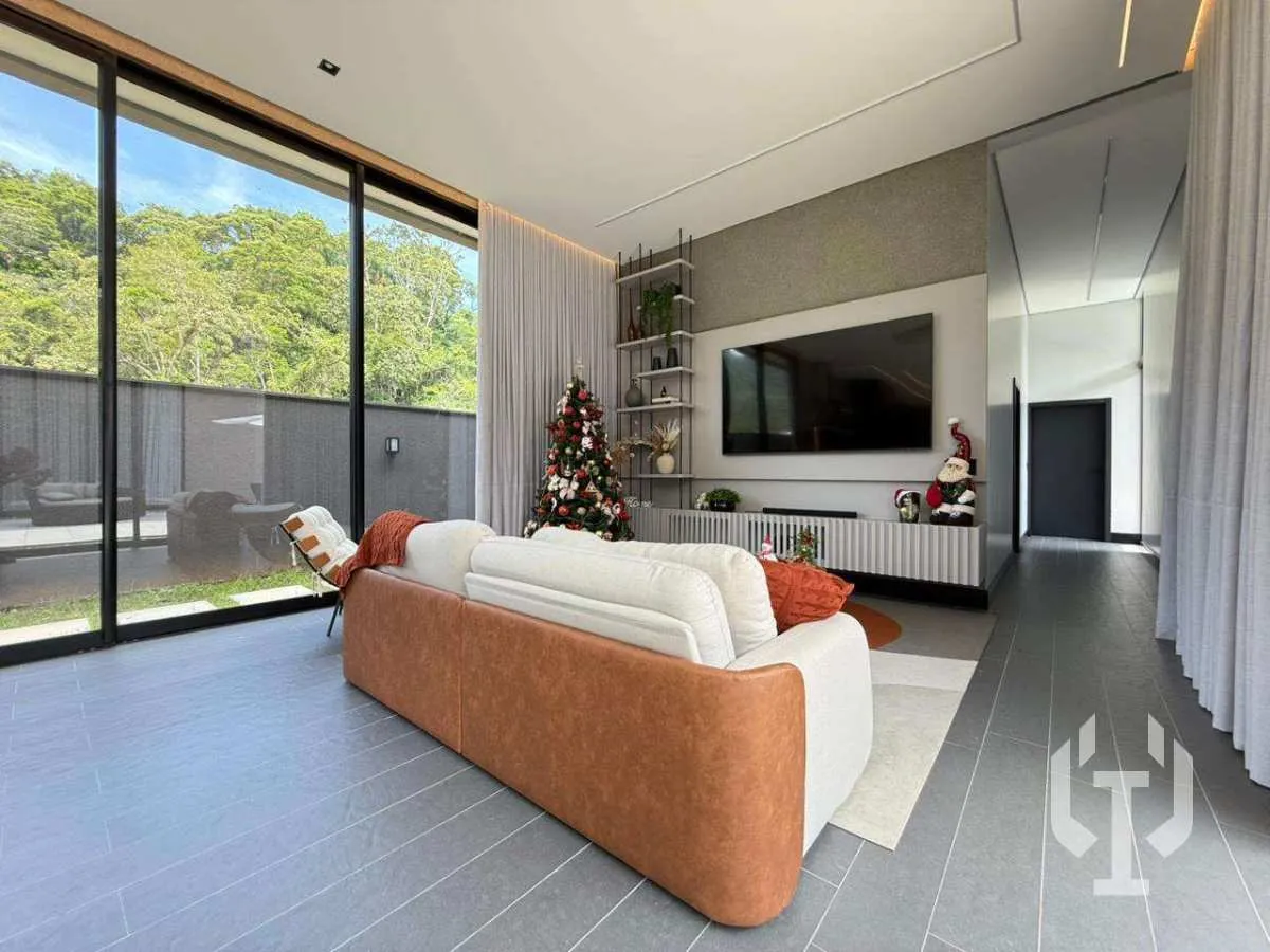 Imagem Casa de condomínio à venda, no Chácara Flora em Itapema, Casa branca, com 5 quartos, 563m2