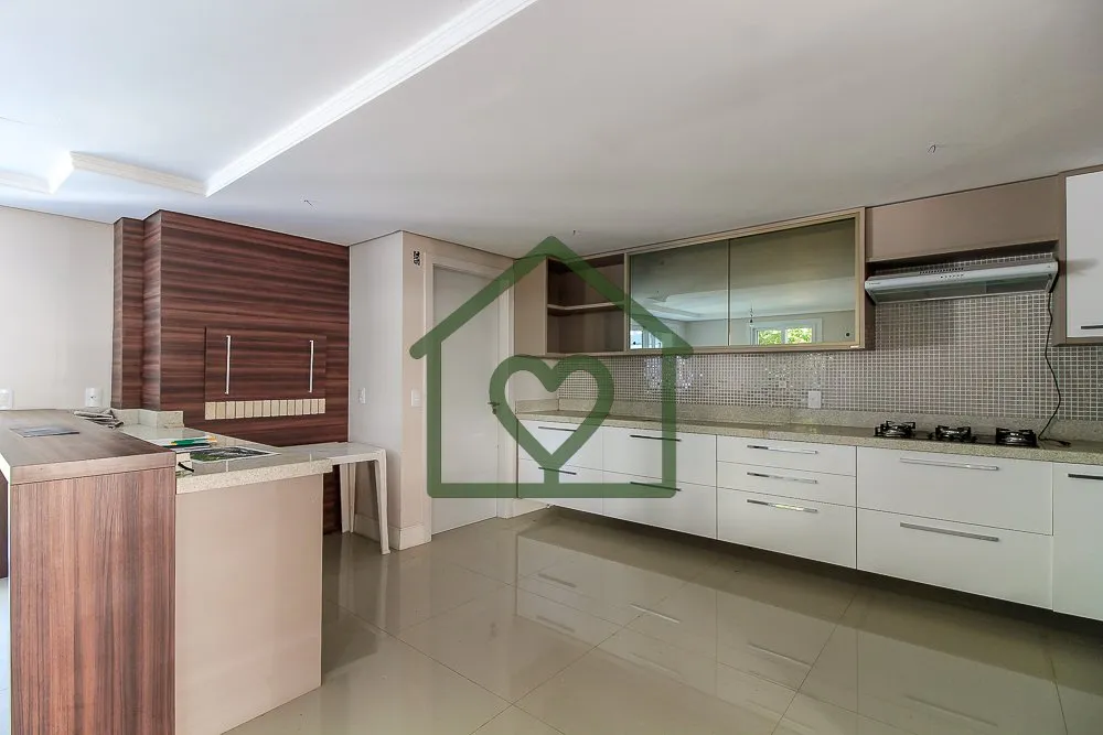 Imagem Excelente casa 03 suítes, amplo living com lareira e churrasqueira, sala de estar e jantar, cozinha...