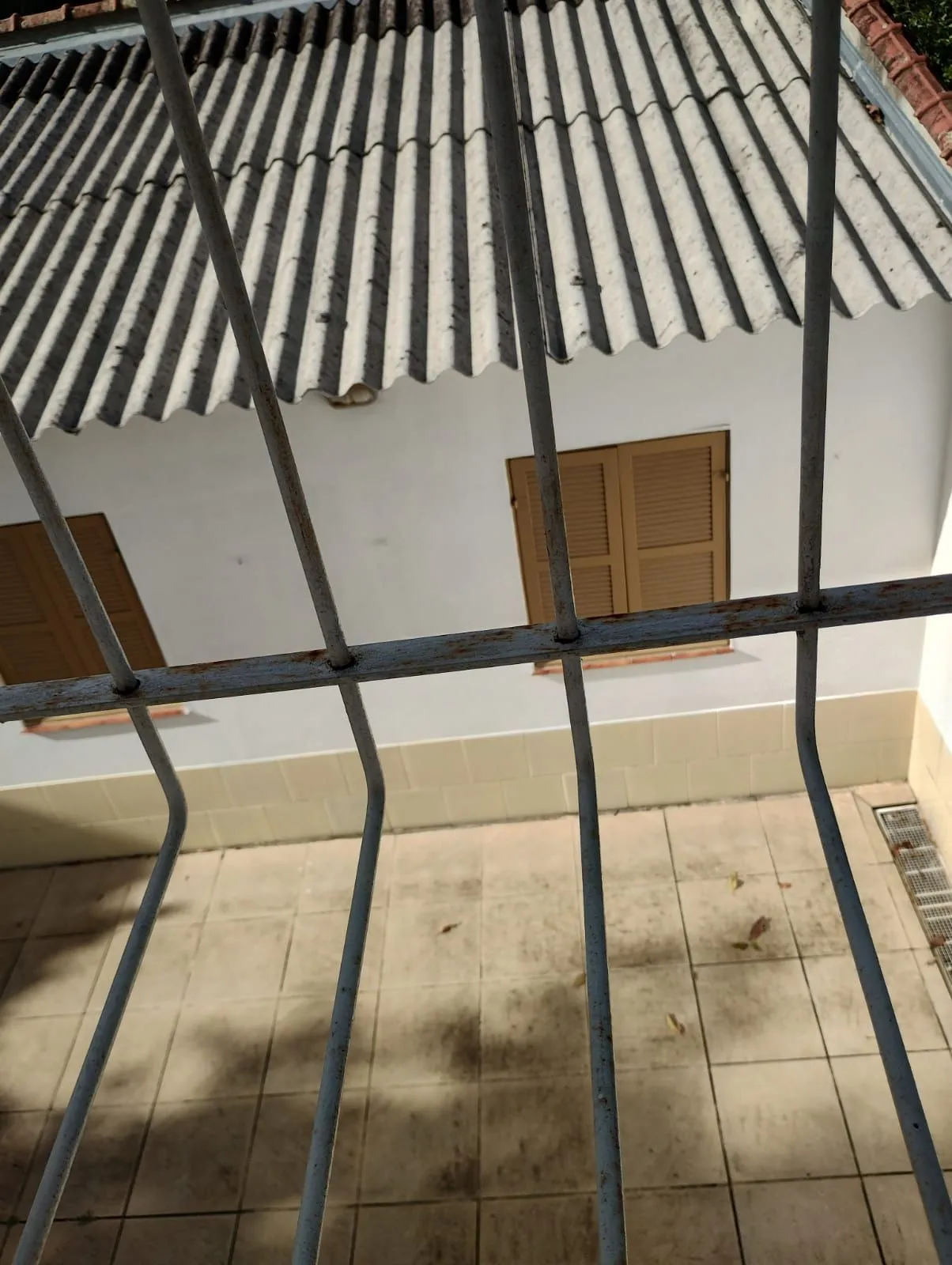 Imagem Excelente Casa com 03 suítes + Apto nos fundos com 01 Dor. Garagem 3 carros
