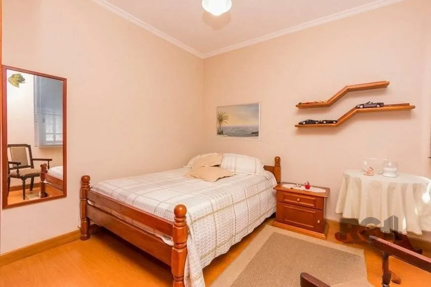 Imagem Casa de 380m² - 4 dormitórios, 2 suítes, 4 vagas no bairro Bom Jesus
