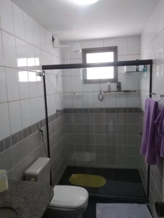 Imagem De frente para o mar da Praia do Morro 3 quartos sendo uma suíte +DCE duas vagas de garagem. Prédio com área de lazer