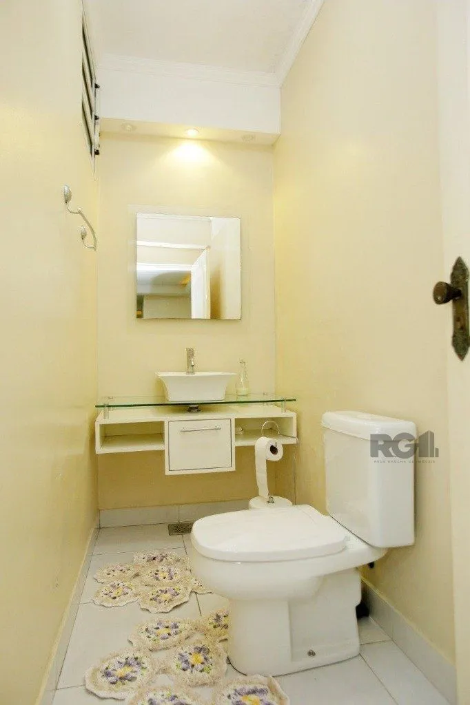 Imagem Excelente casa de 235m² com 4 dormitórios e 3 vagas no bairro Azenha.