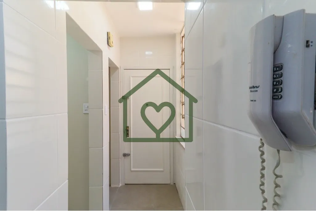 Imagem Apartamento com três dormitórios sendo uma suíte, cuja sacada permite visualizar o nascer e o pô...