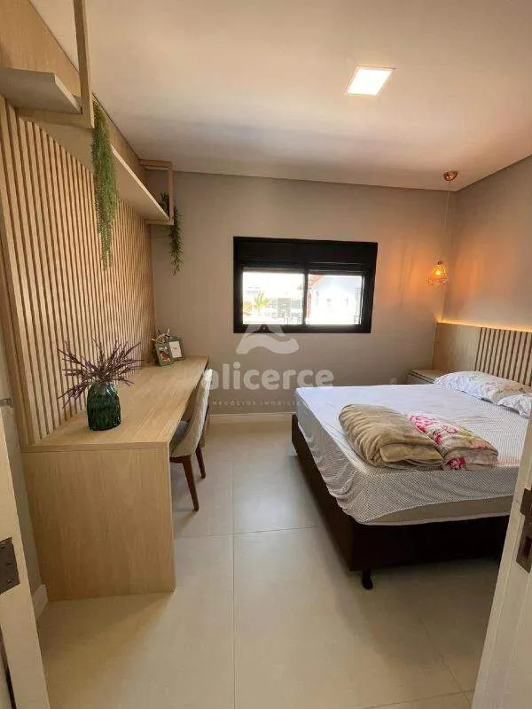 Imagem Casa Alto Padrão à Venda - 3 Dormitórios I 1 Suíte I 200m da Praia I Mobiliada - na Pinheira, Palhoça -S.C.