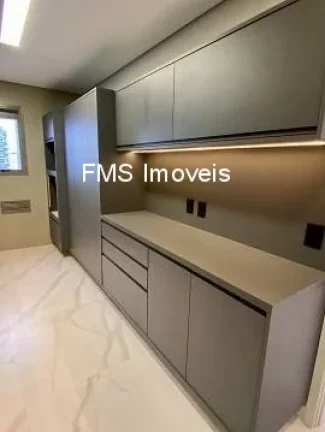 Imagem Imperdível! Apartamento à venda em São Paulo-SP, na Vila Dom Pedro I, com 3 quartos, 3 suítes e 160m². Agende sua visita!