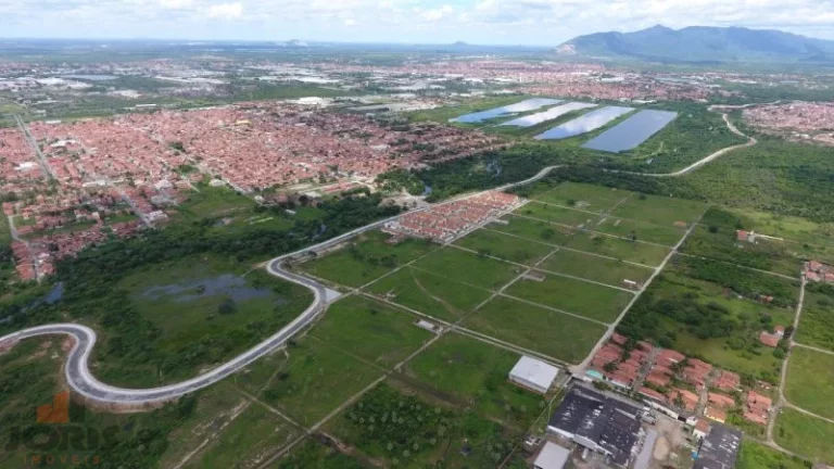 Foto do imóvel Terreno a Venda - Maracanaú, CE em Rua Ademar Gomes