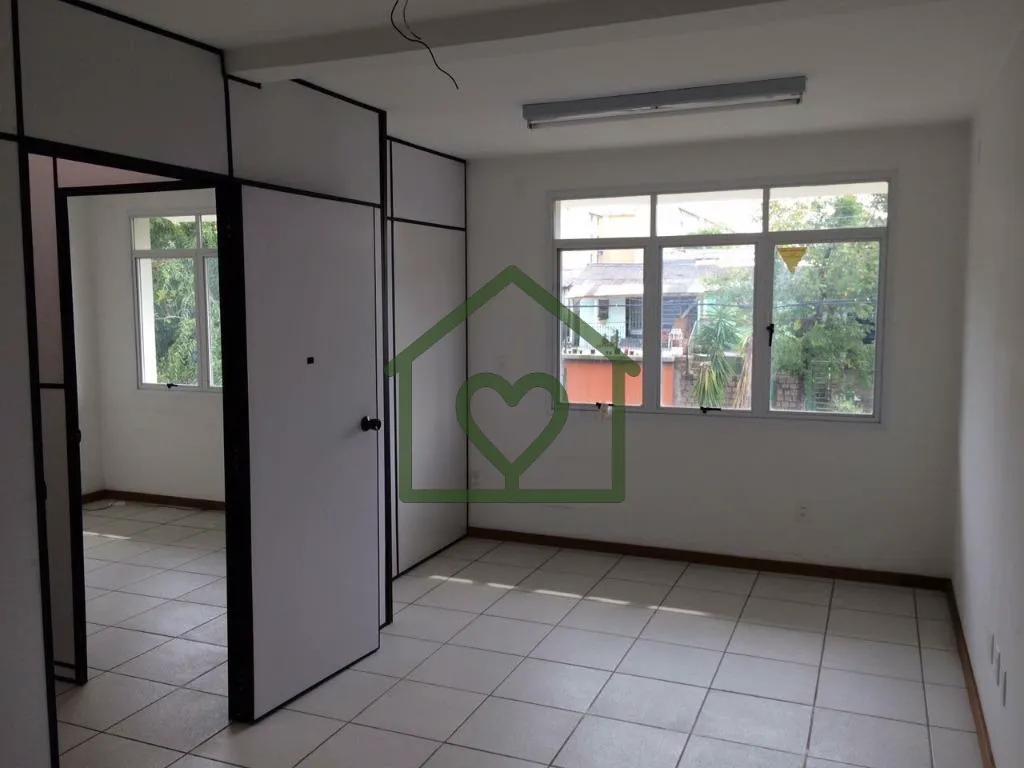 Imagem Casa triplex, residencial e comercial, com 4 dormitórios (todos suíte), 06 salas e 3 vagas de gara...