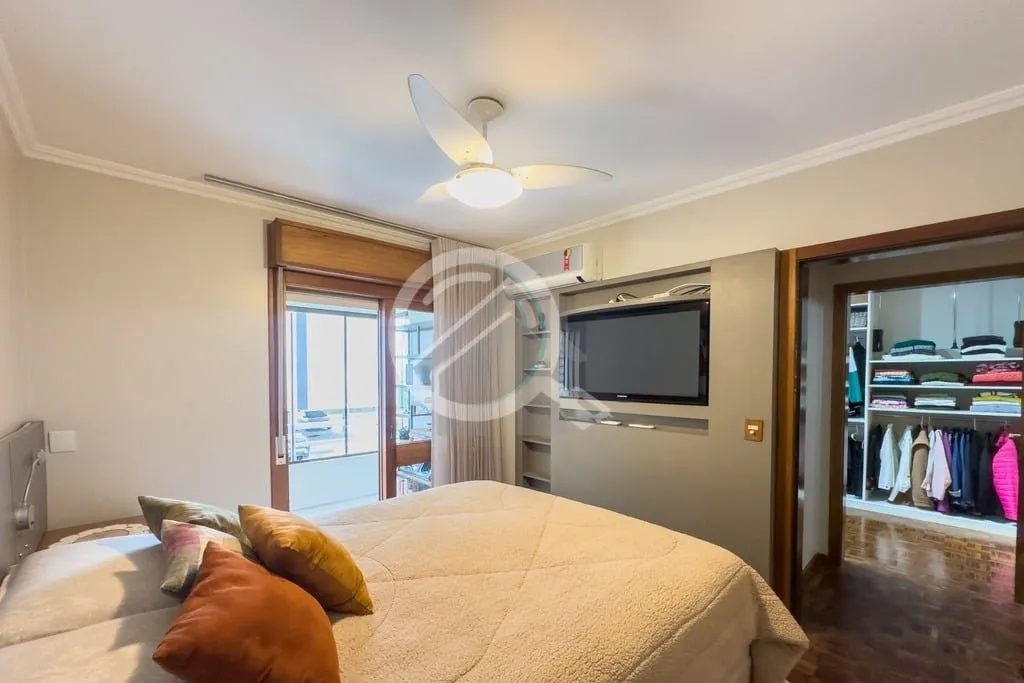 Imagem Apartamento porteira fechada com 3 dormitórios em edifício nobre no coração do Bairro Menino Deu...