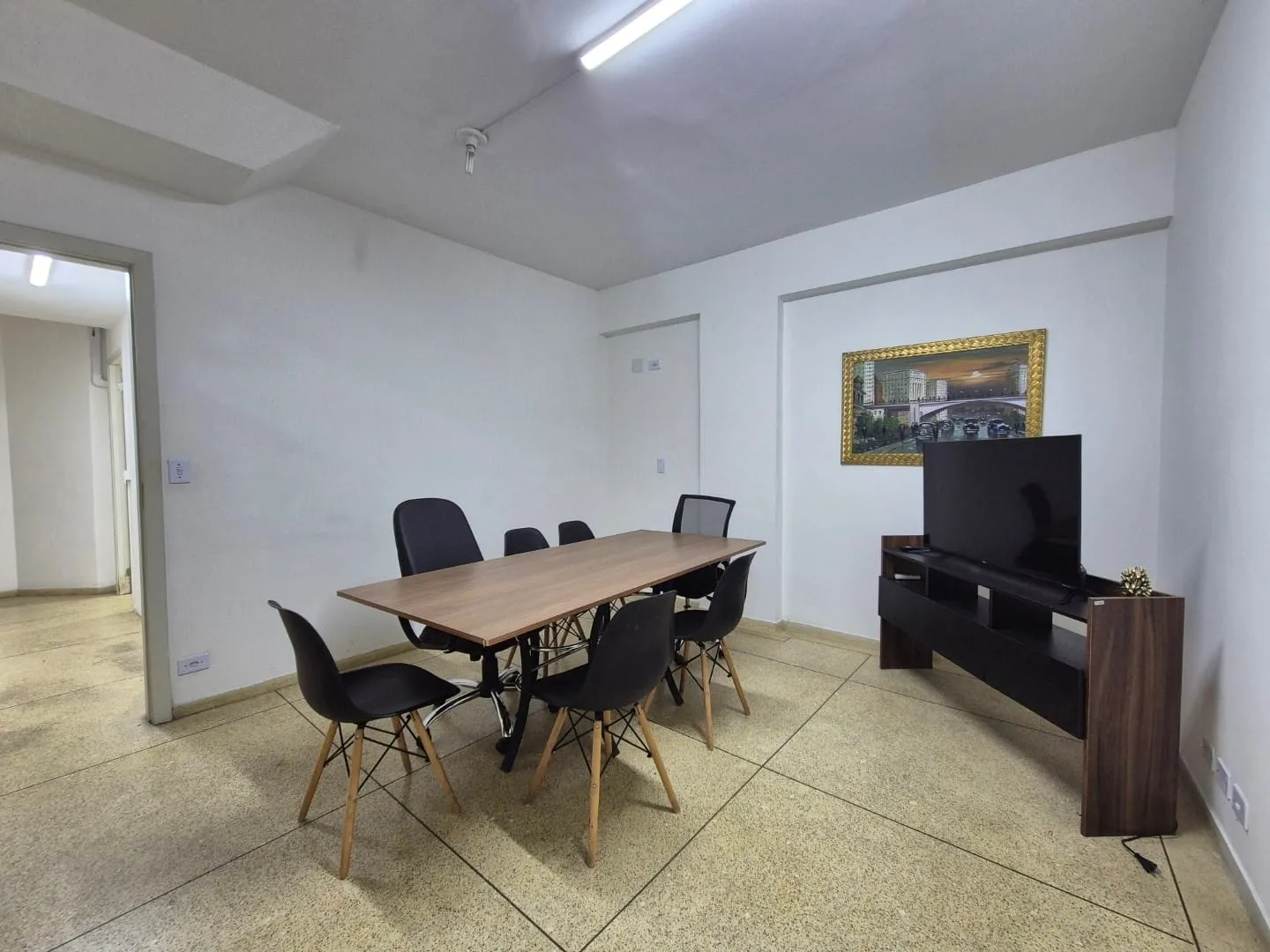 Imagem Amplo e Funcional Ponto Comercial no Térreo do Edifício Vieira Santos no Centro, Próximo a Tudo o Que Você Precisa