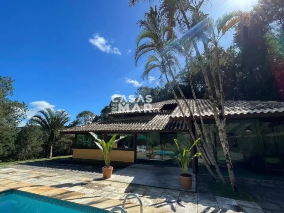 Imagem Casa em condomínio de luxo em Itaipava, Petrópolis-RJ: 4 quartos, 2 suítes, 3 banheiros, 10 vagas, 800m². Imperdível!