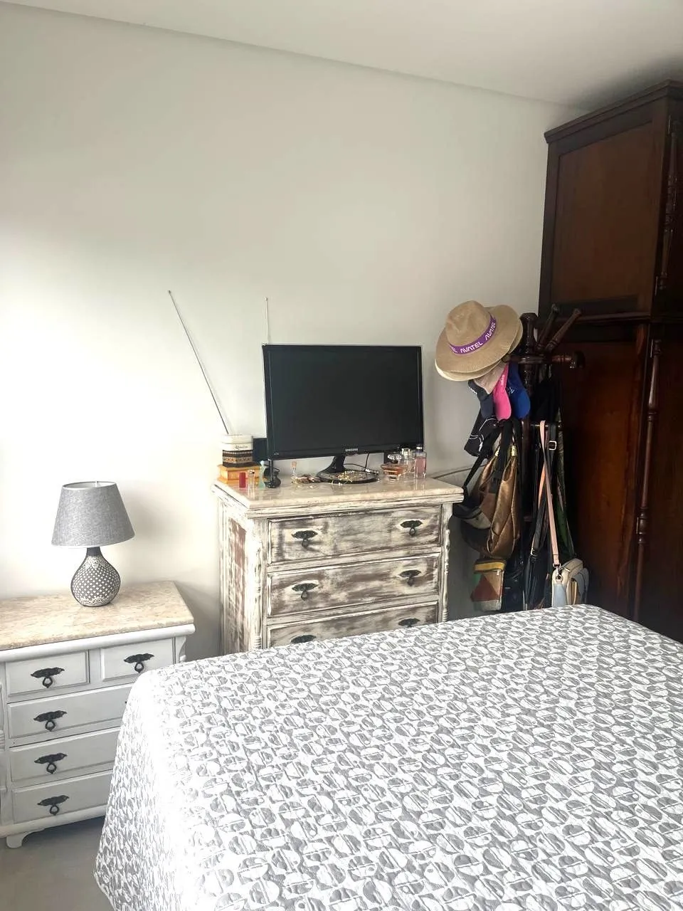 Imagem Apartamento no bairro Cristal de 2 dormitórios e vaga MOBILIADO