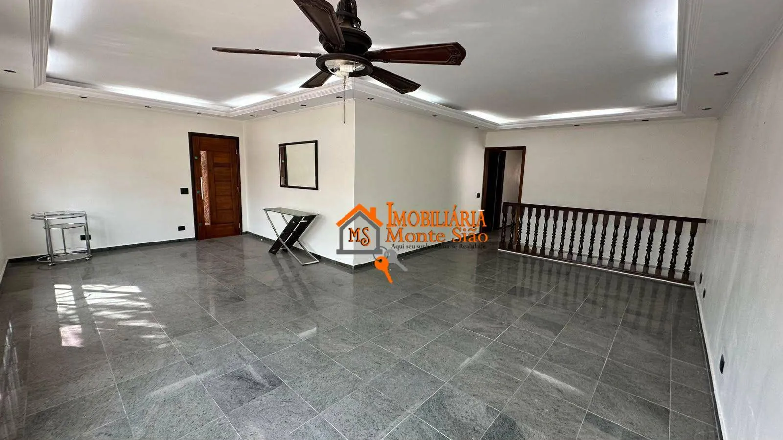 Imagem Casa Sobreposta com Piscina em Localização Privilegiada | 390 m² de Terreno