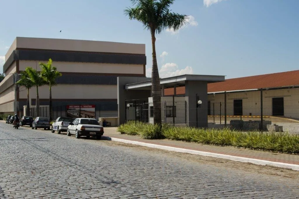 Imagem Galpão Comercial em Cruzeiro com Galpões, Escritórios e Estacionamento para Mais de 200 Vagas, Ideal para Diversos Tipos de Negócios e Eventos
