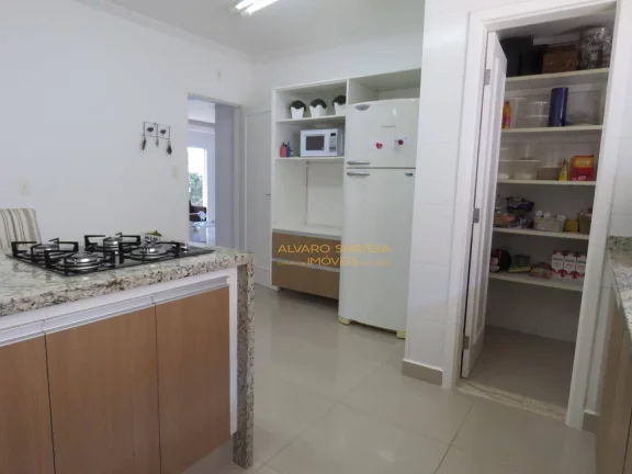 Imagem Casa térrea, com piscina, muito bem conservada e moderna com 600m² de terreno e 300m² de construção com 04 suítes. Estuda Permuta