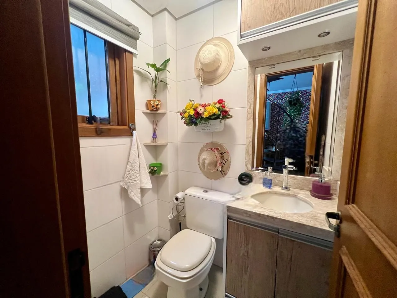 Imagem Casa em condomínio 2 dormitórios sem um com closet, vaga coberta, no bairro Cel. Aparicio Borges.