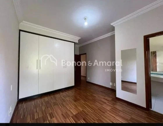 Imagem Sofisticada casa para aluguel no Alphaville Campinas. 
A residência possui uma área construída de...