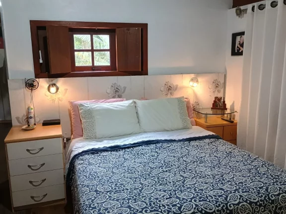 Imagem Espaçosa casa em Garopaba-SC: 3 dormitórios, suíte, jardim e documentação completa.