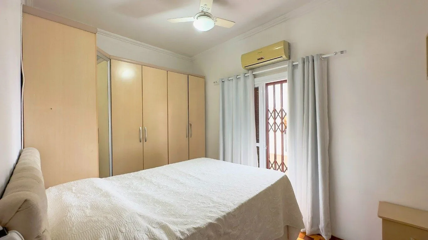 Imagem Casa de 3 dormitórios à venda no Bairro Azenha, Porto Alegre.